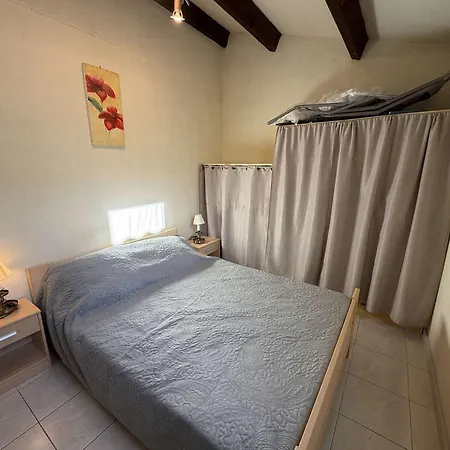 Villa T2 Avec Piscine, Proche Et Commerces - 4 Couchages, Parking Privé - Fr-1-81-388