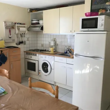 Villa T2 Avec Piscine, Proche Et Commerces - 4 Couchages, Parking Prive - Fr-1-81-388