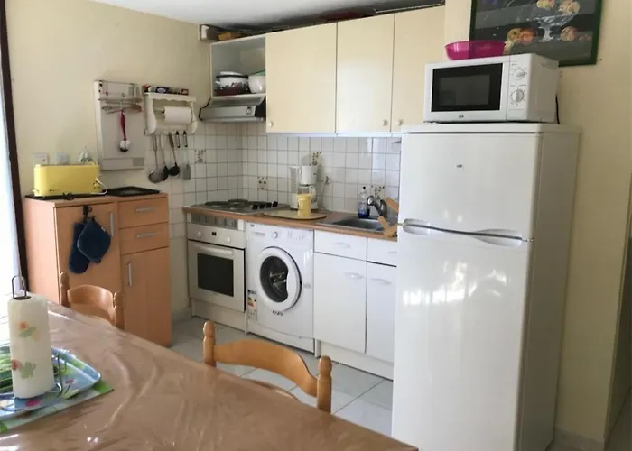 Villa T2 Avec Piscine, Proche Et Commerces - 4 Couchages, Parking Privé - Fr-1-81-388